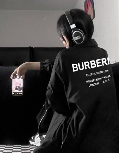 Burberry 巴宝莉1856立领教练夹克外套 精选优质梭织加厚面料 匀整光洁 吸湿耐磨不易折 厚实板正上身超赞宽松版型结合立体裁剪工艺 留有充裕活动空间 翻