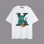 p110 高品质版本，Lv驴家夏日系列短袖，高品质压花，不掉胶，不开裂，颜色鲜艳！面料采用240克纯棉毛精梳棉面料，上身效果宽松休闲，三标齐全 ，男女同款 尺码