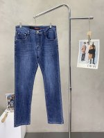 prada普拉达独家专供新款牛仔裤高端版本！专柜定制面料 透气舒适度高，细节无可挑剔，品牌元素设计理念，体现高品质。手感细腻柔软！呈现休闲裁剪，上身版型超赞！码