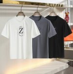 Z家 2025夏季新款 圆领短袖。在时尚的舞台上，细节往往决定格调。这款短袖以其无与伦比的刺绣工艺，成为了精致与奢华的代名词。经典的品牌标识打造的精美艺术图案，