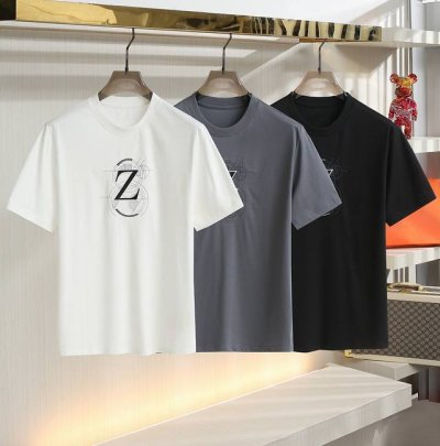 Z家 2025夏季新款 圆领短袖。在时尚的舞台上，细节往往决定格调。这款短袖以其无与伦比的刺绣工艺，成为了精致与奢华的代名词。经典的品牌标识打造的精美艺术图案，