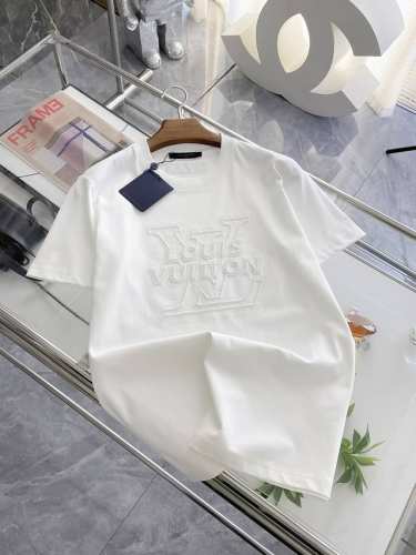 lv 高定面料 玉蚕丝般的丝滑 2025春夏新品上市时尚经典圆领短袖时尚单品设计，更加时尚舒适，高标准定制，上身非常有型，全新刺绣工艺 客供辅料，客供进口高档面