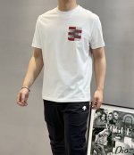 Loew*罗意威25S春夏新款圆领T恤.胸口经典品牌图形烫画工艺.口袋造型.精致3D立体烫钻.高品质出品.款式兼具了都市商务与休闲的格调，小螺纹领口～190G丝