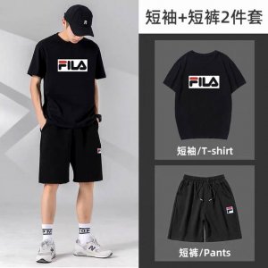 Fila 斐乐新款短袖短裤运动套装！百搭不挑人！ 本款T恤采用纯棉面料！吸汗透气，贴身柔软！ 腰部松紧带抽绳，拉链口袋，运动時候可以放手机钥匙，非常方便！ 上身