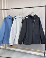 供140。 Descente 迪桑特休闲系列轻质三防冲锋衣外套 面料舒适，柔软，防风防雨，耐脏耐磨 早秋新款 抗风防潮，防水设计，有效保持身体干爽舒适，下雨天也