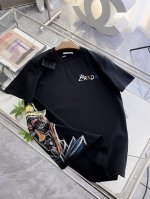 普拉达 高定面料 玉蚕丝般的丝滑 2025春夏新品上市时尚经典圆领短袖时尚单品设计，更加时尚舒适，高标准定制，上身非常有型，人工手绘工艺， 客供辅料，客供进口高