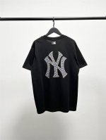 mlb柜子新款胸前刺绣后背满印大Logo短袖T恤！三标齐全，三联吊卡，原厂包装！通肩压条保证舒适性！高端品质2025Mlb Ny 后背满印大Logo 情侣圆领短