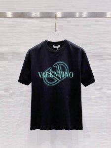 华伦天奴 2025早春新款男女同款短袖T恤，！定制专属纯棉面料，定制原版工艺螺纹，胸前重工字母Logo工艺设计！简约大方，从容百搭，档次极高，完美融入时尚还有风