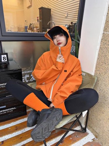 特价 Kolon Sport 可隆 家人们！今天必须给大家推荐一款超酷的户外防水硬壳冲锋衣男款！秋季潮牌必备，让你成为街头焦点！ 版型超赞！宽松的设计，不挑身材
