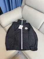 Moncler 蒙口薄款防风春款夹克外套，五金辅料全部定制，带有铭文Logo。 上身柔软轻盈的一款应季连帽外套，防风防水，可作防风衣也可做外套，可当防晒服，一衣