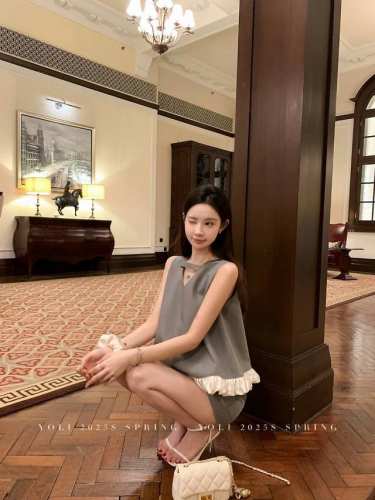 极简撞色优雅气质两边套装 花边小心机 下摆的纯白浪漫，手工缝制的立体花边 像偷偷在西装套裙里藏了朵白玫瑰，A字版型完美修饰身材 拉长比例，甜美优雅集与一身 Sm
