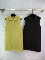 Gucc*镂空勾花针织背心裙，绿色和黑色两款可选，翻领设计，钮扣半开襟，质感高级舒适。轻奢时髦。2色3码Sml T226B