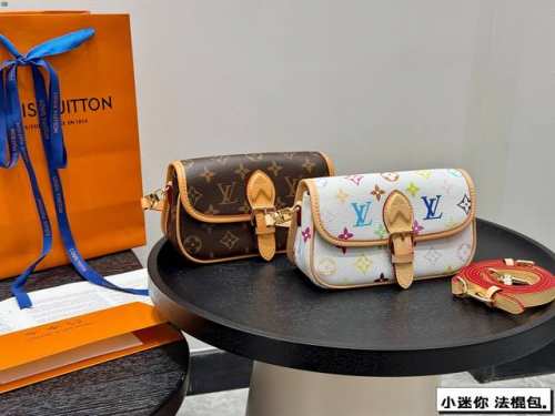 礼盒包装 Lv2025村上隆联名白三彩 Mini法棍包 老花 Nano Diane .法棍手袋] 是白彩Diane手袋迷你版本。 圆形的翻盖及腰带式磁扣闭合，适