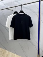 Louis Vuitton 路易威登 2025Fw春夏新品圆领打底外穿T恤，立体感Logo微廓形半袖纯棉打底，手感面糯有骨感，柔而有韧性。工艺处理，韧性和抗皱性