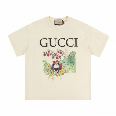 款号 343 gucci新品 无感印花 高克重短袖 选用客供定制针织100%纯棉面打造,面料手感细腻 厚实有质感的纯棉布 高密度的机织工艺 如棉絮般柔紧致舒适
