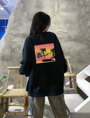 The North Face 北面黄昏海滩春季圆领卫衣 甄选新疆华棉面料 柔软舒适 手感软糯细腻 高克重 上身充满质感 非常轻便舒适 运动宽松版型不紧身 轻松驾