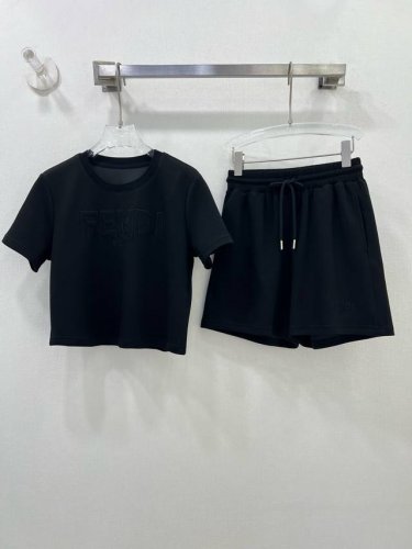fend*25春夏新品套装撞色圆领抽绳腰套装组合 原版开发 高版出品 全新定制Yb棉 胸前跟短裤下摆均以字母Logo印花装饰 宽松版型藏肉显瘦 单穿叠穿无压力~