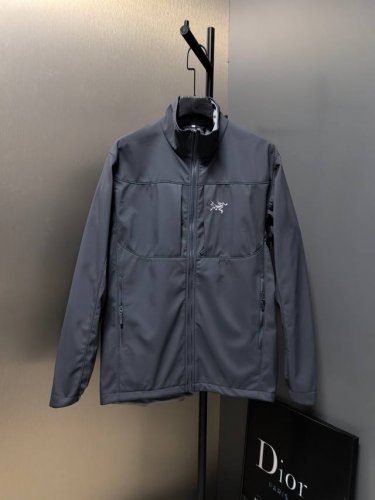 Arc’Teryx ｜Gamms Mx 软壳冲锋衣 工艺说明：采用定制客供面料，户外运动梭织防风速干透气软壳 版型立体裁剪，全身多处拼接，多种拉链口，精致刺绣L