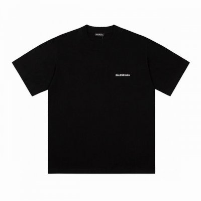 balenciaga 巴黎世家 小标字母情侣短袖T恤 采用260克双砂面料 三针五线做工，领口包包边条 今年火爆的品牌 看到了就忍不住要自留一件 正确纹路立体印