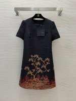 款号D25040157 杜嘉班纳Dg*新款 高端定制肌理感提花面料 风景画梅花枝镶钻钉珠装饰修身显瘦A字泡泡袖P连衣裙！黑色， S码：肩宽35，胸围88，袖长2