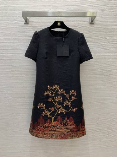 款号D25040157 杜嘉班纳Dg*新款 高端定制肌理感提花面料 风景画梅花枝镶钻钉珠装饰修身显瘦A字泡泡袖P连衣裙！黑色， S码：肩宽35，胸围88，袖长2