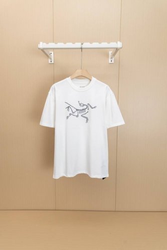 挂拍图 顶级版本-款号X17 Arc’Teryx始祖鸟Arc24Ss 胸前印花大Logo短袖T恤 采用60支双股，270G全棉面料。上身透气，绝不起球，手感柔软