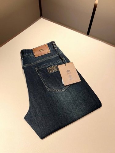 Burber*Y巴*莉 2025早春新品男士高端休闲百搭牛仔裤！对于Bur粉丝来说，这样大气的经典设计足矣一眼种草，是今年Bur所有牛仔裤当中最帅的一个系列，我