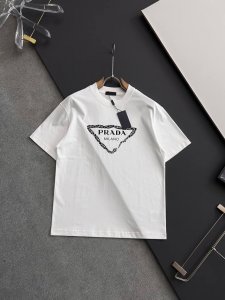 prad* 2025最新款短袖T恤，独家260克重磅打造、休闲时尚的尚佳之选。定制高支80支双股纯棉密柔面料、亲肤性极佳。尺码：S- Xxl 微宽松版型
