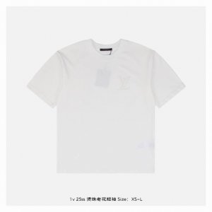 LV 25Ss 烫珠老花短袖 面料采用260克重精梳棉 定制32支1*1螺纹 成衣两遍水洗处理 面料舒适亲肤无异感 定制定染面料 纺织密度高 垂感佳 不易变形
