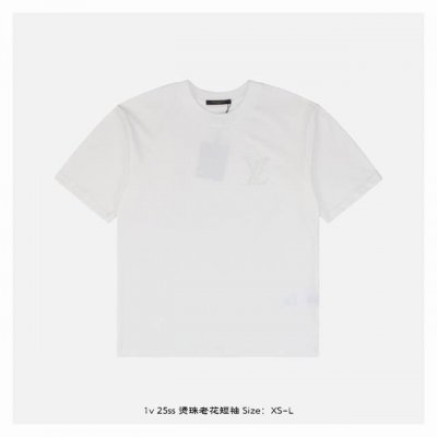 LV 25Ss 烫珠老花短袖 面料采用260克重精梳棉 定制32支1*1螺纹 成衣两遍水洗处理 面料舒适亲肤无异感 定制定染面料 纺织密度高 垂感佳 不易变形