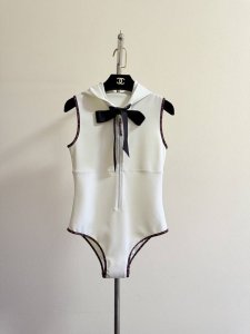 小香度假连帽蝴蝶结泳衣 元版开发 高版出品 定制泳衣面料 领口蝴蝶结设计是一大亮点 封边及拉链都有品牌字母标志性印花 修身版型 上身显瘦有气质 搭配牛仔裤直接当