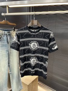 Versace- 范思哲 系列 Vip高级定制 2025春夏季新款短袖 百搭款式 任何人都可以轻松驾驭 面料全订制数码印花工艺 高定一等品锦氨面料 面料手感柔软