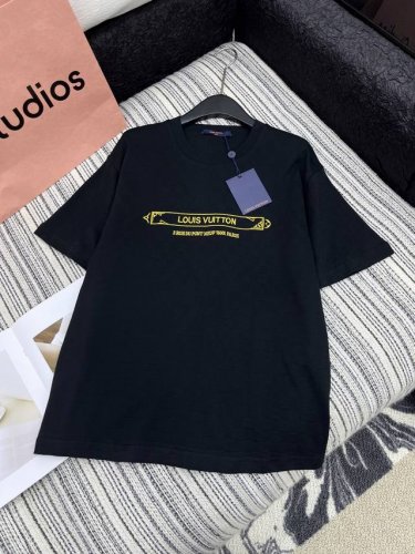 爆款现货 原单品质 Lv*｜25限定系列新品刺绣短袖T恤 精致宽松大版型上身巨显瘦！ 定制最新印花 低调奢华！ 时髦精必备单品解锁所有穿搭！ 认准我家品质！经典