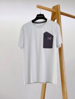 arcteryx 始祖鸟 2025Ss春夏新品 面料采用81%锦纶和19%氨纶，手感柔软细腻亲肤，夏天穿上冰爽的感觉，胸前印花标识设计不显单调，高级感满满！领口
