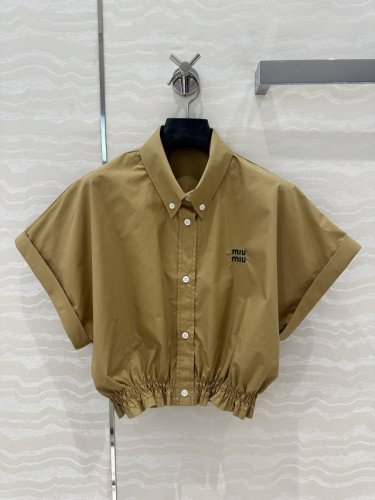 独家首发原单品质Miu系少女穿搭！知性分子学院风衬衫气质翻领落肩卷袖设计！打揽收腰小短款甜酷兼备减龄穿搭。不挑人版型上身巨显瘦！进口100%纯棉面料质感超赞！立