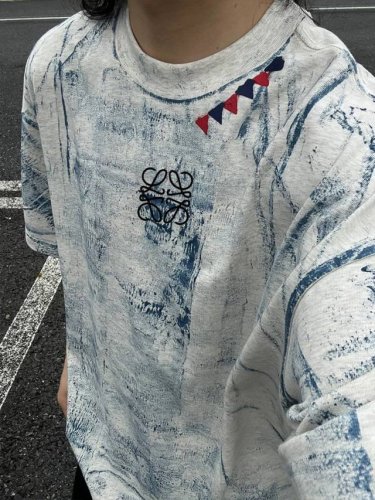 罗意威Loewe美式复古夏季扎染男女潮牌重磅满印小众设计百搭正肩短袖上衣男女同款 ~扎染纯棉260克水洗棉！ ~采用脏脏设计 领口印花装饰 ~复古百搭版型 ！男