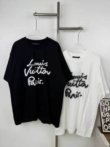 款号X55 Louis Vuitton 路易威登霓虹标识字母短袖T恤 本款T恤以柔软棉质针织塑造经典直身版型，为正面的手写体标识融入霓虹视效，巧妙致意2025春