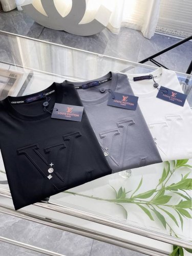Lv 独家专供秋季新款时尚休闲圆领短袖，高密度纯棉面料，高级密针刺绣、高端欧版原单T恤，潮流时尚休闲半袖 透气舒适度高，细节无可挑剔，品牌元素设计理念，体现高品