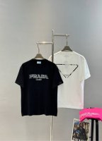 prad*普拉-达25S新款T恤.男女同款！最新颖的图形刺绣搭配烫画设计，双层工艺立体感满满.经典品牌字母直击主题.高级时尚.后背经典倒三角图形.打造出Logo