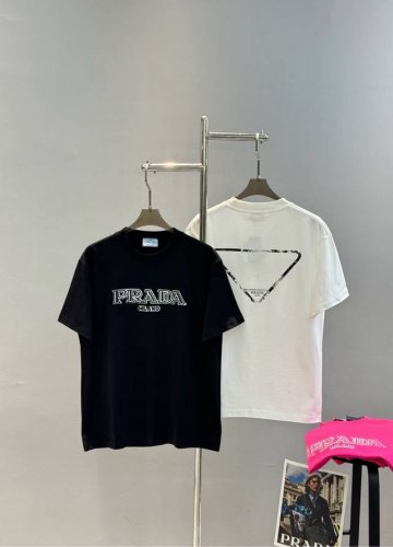 prad*普拉-达25S新款T恤.男女同款！最新颖的图形刺绣搭配烫画设计，双层工艺立体感满满.经典品牌字母直击主题.高级时尚.后背经典倒三角图形.打造出Logo
