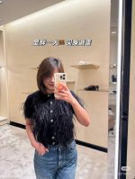 Chane*2025新品烫钻羽毛针织短款外套 定制Yb羊绒纱线织造 舒适软糯 弹力十足 圆领针织背心裙裁剪 成衣选用高级走针工艺 正反面裙摆不规则分布水钻装饰