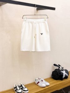 prada 普拉达 2025夏季新款男士休闲短裤 高级定制面料透气面料 透气弹力舒适度极高 细节无可挑剔 顶级辅料配备 原版Logo设计理念 手感细腻柔软 上身