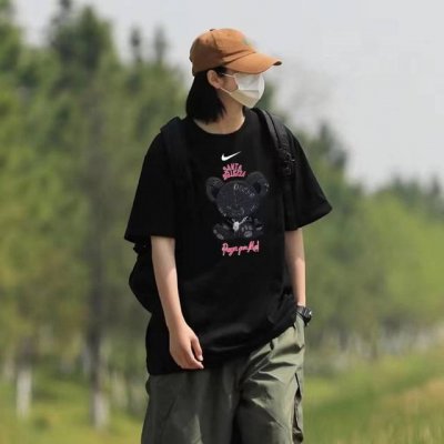 耐克Nike 暴力熊熊印花260克重磅纯棉短袖T恤简约圆领落肩短袖 此款采用260G重磅棉 亲肤舒适，透气凉爽加厚螺纹领 配以二本针走线 使得领子经久不变型，通