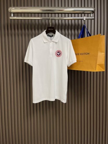 Canada Goose 男士休闲短袖polo，采用棉质针织面料制成，该面料是一种柔软且轻盈的面料，透气性好，罗纹针织圆领，下摆剪裁利落，图案徽标设计。尺码：S