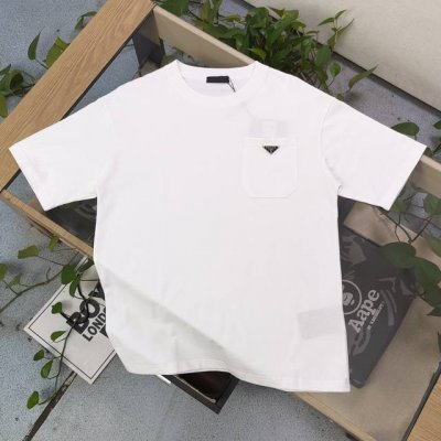 款号：Qypa05 高版本 2025新款Prada普拉达口袋三角徽标休闲情侣宽松短袖T恤，独一无二的活性环保面料染色，32支双纱精梳纯棉爽滑手感，采用万针重工刺