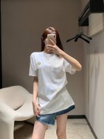 Gucc* 25Ss春夏新款 字母花朵刺绣圆领短袖T恤丨独家高版本出品！花朵刺绣工艺设计，彰显品牌魅力，简约又不失高级感 轻轻松松就能让你颜值开挂独特且爆赞的裁