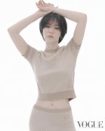 Fend*25Ss春夏新款 真丝羊毛短袖 原版开发 高版出品 一上身就被惊艳到了 面料选用顶级材质 柔软亲肤 透气性满分 穿着感超舒适 圆领短袖上衣 简约又时髦