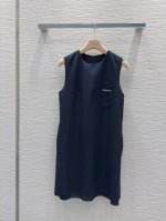 Miu Mi* 2025Ss新款背心裙 60%羊毛 高级感满满 定制面料 剪裁上身版型贴合度极佳 不旦颜色美，质感也敲好！复古又时尚 经典大气 各种身材都可以驾