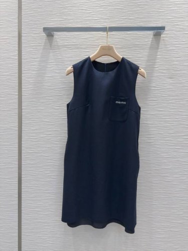 Miu Mi* 2025Ss新款背心裙 60%羊毛 高级感满满 定制面料 剪裁上身版型贴合度极佳 不旦颜色美，质感也敲好！复古又时尚 经典大气 各种身材都可以驾