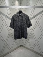 芬迪 25Ss新款意大利时尚领短袖衬衫。标准剪裁款式。暗扣开合。蓝色Ff牛仔面料材质。饰有米色全幅亚麻明线。 码数：S.M.L.Xl.